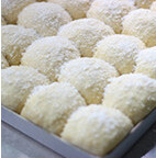 椰蓉蜜豆小餐包,最后发酵结束，表面刷蛋液，均匀撒上椰蓉