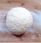 椰蓉蜜豆小餐包,一次发酵的面团取出揉均排气，盖上保鲜膜或者湿毛巾松弛10分钟