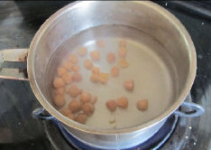 泡菜魔芋面,在锅中烧些水， 加入干瑶柱煮开