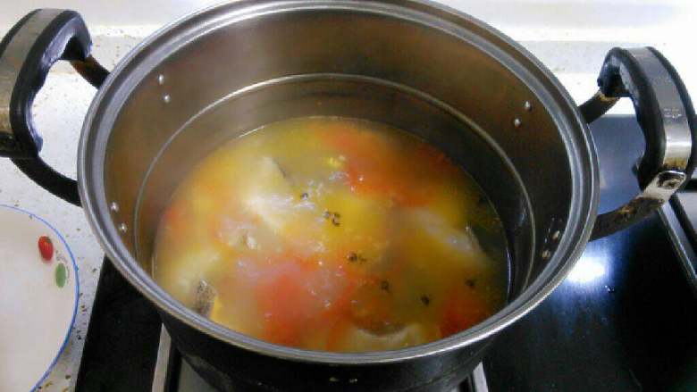 西红柿鱼片汤,小火慢熬二十分钟左右，中间用勺子翻一下防止生锅。