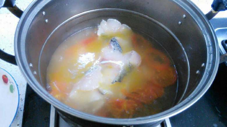 西红柿鱼片汤,锅里加油烧热后加姜块西红柿片炒香后加水。
水开后放入鱼片，滴几滴醋。水开后小火慢熬。