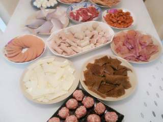 自制麻辣火锅,各种荤菜洗净切好摆盘，鱼类牛肉等要用料酒盐腌制。