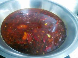 自制麻辣火锅,小火炒制五分钟后炒香所有底料，倒入鸡汤。倒入煮火锅的大盆里。