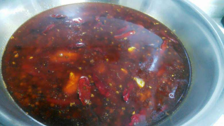 自制麻辣火锅,小火炒制五分钟后炒香所有底料，倒入鸡汤。倒入煮火锅的大盆里。