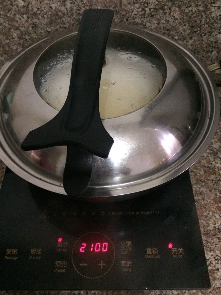 蛤蜊蒸蛋,铺上保鲜膜如果蒸8-10分钟就可以。