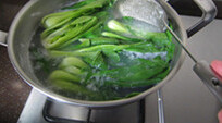 芥辣黑鱼,下油菜心，汆烫至水再次沸腾，捞出，用凉开水过凉
