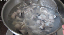 芥辣黑鱼,同一锅水，再次沸腾后，快速逐片下入腌好的鱼片，用漏勺轻轻搅拌一下