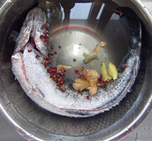 芥辣黑鱼,将鱼放进加了花椒、生姜块和少许白醋的水中，浸泡5到10分钟