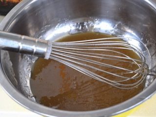 五仁月饼,转化糖浆，花生油，碱水倒入盆里搅拌均匀