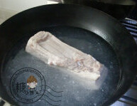 梅菜扣肉,五花肉洗净。刮去表面的细毛和污垢，冷水下锅，水开后滤去浮沫