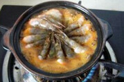 干锅基尾虾,将砂锅置于火上，大火煮开后盖锅盖焖煮3分钟，收汁后撒葱花即可出锅