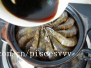 干锅基尾虾,将调好的汁倒入砂锅中，在虾的表面淋一勺油