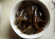 干锅基尾虾,基尾虾减去触须和脚，用牙签剔除泥肠；