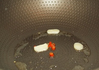 鲜炒薄壳,热锅下油，中火下辣椒和蒜头炒香