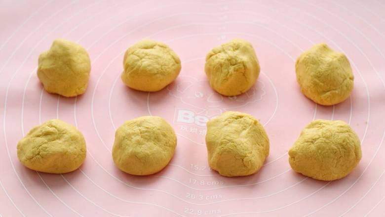 田园南瓜饼,将面团移至操作台上，分成大小均匀的8个小面团。