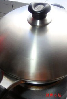 肉汤焖饼,盖上锅盖，从上汽开始计算，3分钟后，掀开锅盖，铲匀即可出锅。