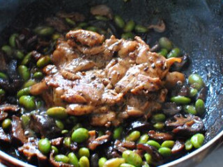 黑胡椒鸡腿盖饭,将步骤6，倒入锅中，轻微翻动，大火收汁出锅