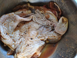 黑胡椒鸡腿盖饭,泡好的干蘑菇切丝备用，取出腌制好的鸡腿，沥干多余料汁水份