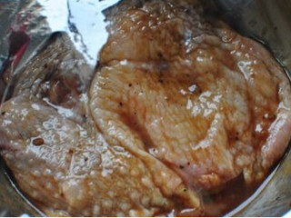黑胡椒鸡腿盖饭,调料裹均匀后，盖保鲜膜，冷藏腌制一整晚