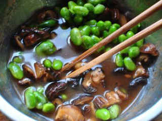 黑胡椒鸡腿盖饭,蘑菇、青豆加入一勺黑胡椒汁，适量清水搅拌均匀