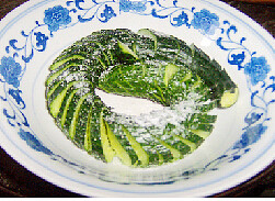 麻辣蓑衣黄瓜 ,切好的黄瓜上均匀撒上盐腌制10分钟