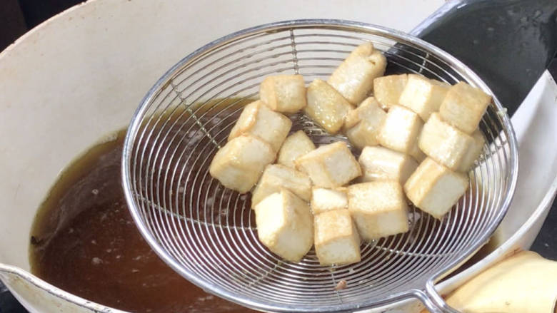 绣球豆腐,放入豆腐炸6秒钟，捞出沥油备用