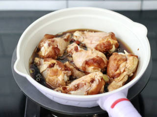 手抓饼版肉夹馍,放入鸡翅根，倒入腌制的调料汁。