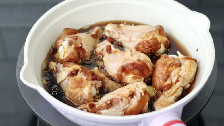 手抓饼版肉夹馍,放入鸡翅根，倒入腌制的调料汁。
