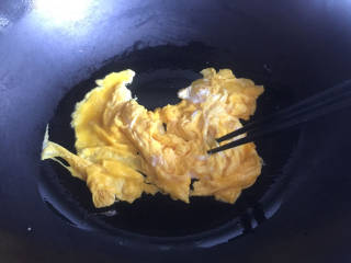 韭黄鸡蛋,快速搅拌至凝固，盛出备用