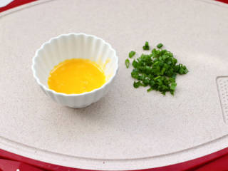 快手火腿小酥饼,鸡蛋清不用把蛋黄打散备用，小葱叶切碎。