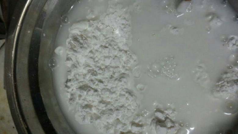 芋头糕点,粘米粉放2碗水搅稀备用