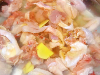 猪肚鸡汤,冷水下锅，把鸡肉放进去，加姜片和料酒煮开