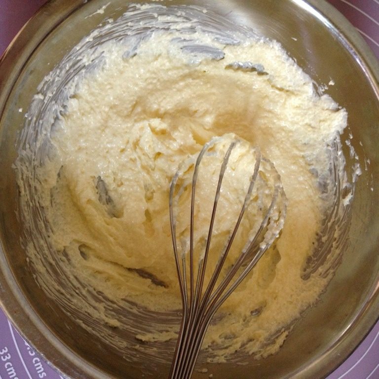 奶黄冰皮月饼,黃油室温软化，搅打顺滑加入细砂糖，顺一个方向搅打均匀