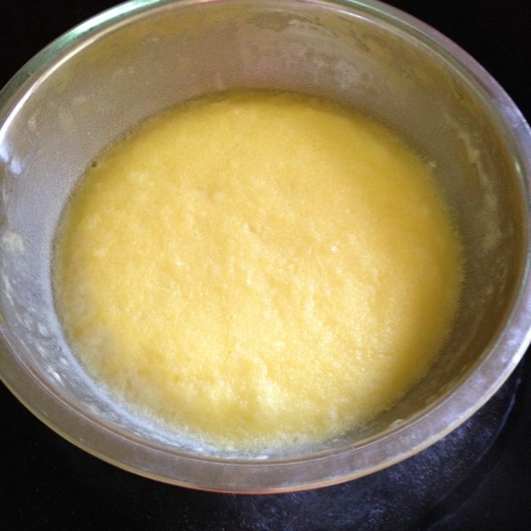 奶黄冰皮月饼,大火上汽后，把糊放进蒸锅中蒸30分钟，蒸的过程中要揭盖用筷子搅拌两次，这样熟得更均匀