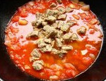 番茄牛腩猫耳朵,油锅炒香洋葱，放入番茄块炒碎后，将炖好牛肉连汤带肉一起倒入锅里