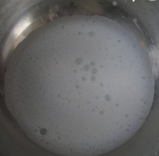 布奇诺风味乳酪蛋糕,在锅子底部垫着冰水，用打蛋器将牛奶打出牛奶泡，打发至蓬松的泡沫状