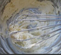 布奇诺风味乳酪蛋糕,奶油奶酪提前软化，放入容器中，用打蛋器慢慢搅拌开
