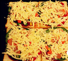 土司小披萨,再依次铺上处理好的材料，再盖一层苏里拉奶酪片；