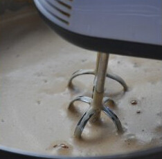 枣糕!,鸡蛋全部打入一个大盆中加入红糖,隔热水用打蛋器由低速到高速打发至膨胀