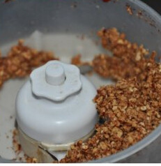 枣糕!,把大枣清洗干净用刀把枣核去掉，切成小块，放入料理机研磨碎