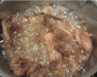 干煸兔肉,热油锅下码味过的兔肉过油，到表面稍稍呈现金黄色捞起沥干油