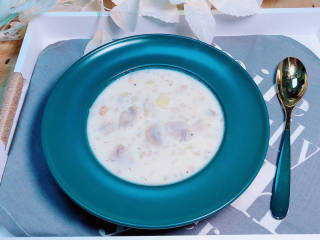 蘑菇鸡肉浓汤,奶香浓郁的鸡肉蘑菇浓汤就上桌了！