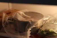 蒜香骨,用保鲜袋包好腌制排骨的小碗，放在冰箱内腌制五个小时，如果希望更入味，也可以腌制更长的时间。在这个过程中，蒜汁会慢慢渗入排骨中，使其具有非常诱人的蒜香味。