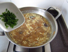 海鲜酸辣汤 ,加入几滴香油，撒上葱花和香菜末，起锅