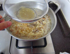海鲜酸辣汤 ,再次沸腾后，打入鸡蛋，转出漂亮的蛋花丝；