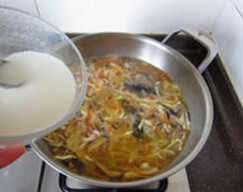 海鲜酸辣汤 ,加入盐和少许白糖，待汤水再次沸腾后，下入水淀粉