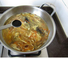 海鲜酸辣汤 ,再次烧开，下鱿鱼丝、海参和虾仁，沸腾后加入生抽