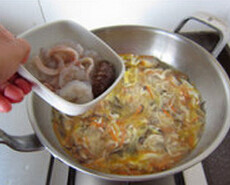 海鲜酸辣汤 ,加入鸡汤，烧开后下豆腐丝，笋丝、木耳丝，