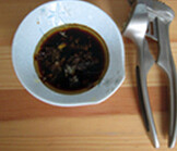 海鲜酸辣汤 ,胡椒粉和陈醋一起放进小碗，搅拌均匀成酸辣汁备用