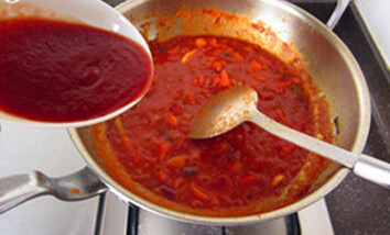 红烧牛肉面,下入西红柿丁，煸炒至出浓汤，下入番茄酱，煸炒均匀